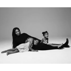 Chanel Iman Instagram - My daughters visited me at work and literally jumped on set and killed it in three frames 🥰 
Thanks you @bumpsuit for capturing the unexpected precious moments ❤️ #bumpsuiticon