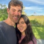 Sheryl Rubio Instagram - Recap de este fin de semana:
1 foto que tomó luky en la boda que fuimos 
2 foto de la espalda del vestido 🫣 porque me sentía la más 
3 selfie de los dos porque nos daba pena pedirle a alguien que nos tomara una foto 
4 fuimos a un parque de arte y lo caminamos entero 
5 foto en la naturaleza porque ya en un par de meses esto estará seco :( ❄️ 
6 Luke intentando impresionarme con sus habilidades de video 🥹
7 selfie otra vez porque que pena molestar a la gente 🫣
8 fuimos a hacer hiking con Greti 
9 Greti y mi luky lukyyy
10 los novios más lindos 🫶🏻