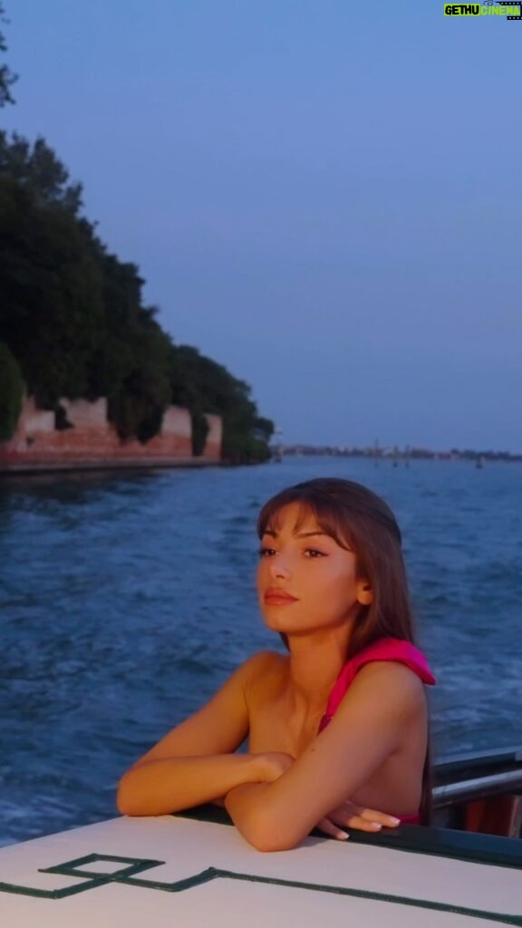 Mimi Keene Instagram - A night in Venice with @armanibeauty ✨

AD. Makeup by @naokoscintu wearing @giorgioarmani #armanibeauty and hair by @knightjosh

🎥 @tomchapmantv