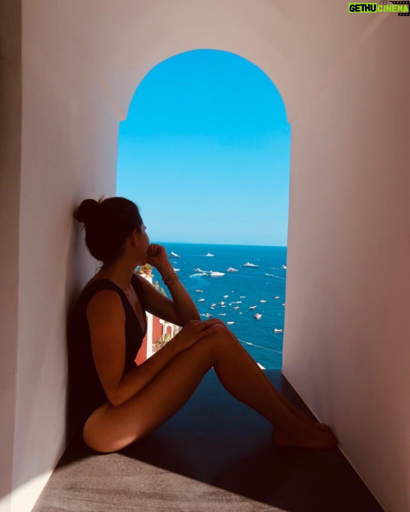 Karla Souza Instagram - Still not over this view! 

No olviden que todavía están disponibles las ofertas hasta el 12 de Septiembre @airfrance Todas las cabinas (Business, Economy, Premium Economy) con diferentes destinos a todo Europa https://bit.ly/AIRFRANCEKS #airfrance #airfrancebusinessclass