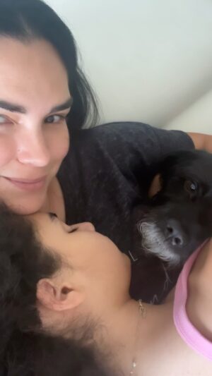 Scarlet Ortiz Instagram - En modo Domingo de flojeraaaa 😅 dile no al maquillaje y si a dormir hasta más no poder 🤪 con mis pollos @barbarabrianaburkle y #Dollardejesus extrañando a Yul Hansel @yulburkle (está de viaje) Bendiciones y bonito domingo 🙌🏻💜😘 #domingo #sundaymood☀️ #sunday #familytime #familia #mishijos #momanddaughter #mamaperruna