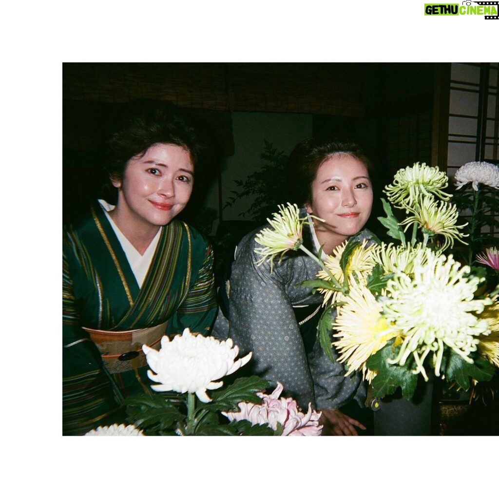 Minami Hamabe Instagram - 『らんまん』今週もご視聴ありがとうございました🦨
あと2週間でお別れかと思うと寂しいですね…
バトンタッチセレモニーで神木さんがお話されておりましたが、撮影は全編無事に終了しています🦨
既に懐かしい写真たちが現像で手元に戻ってきたので、少しずつ共有させていただきます🦨🦨

1枚目 笑顔の藤丸
2枚目 尊敬してやまないみえおばさん
寿恵子は自分でお店を仕切っていく中で、尊敬しているみえおばさんのように、そしてみえおばさん譲りの才を感じる女将さんになれればなと思って演じていました🦨
3枚目 永守さま 
大志くん賭ケグルイぶりでしたかね…久しぶりにお会いできました🦨シンプル扮装でご一緒したことはなかったのでちょっと新鮮でした🦨 頭切れちゃったのは本当に本当に申し訳ないです…
4枚目 藤丸
5枚目 藤丸

次の月曜からは25週が始まります🦨
淡竹が約120年ぶりに開花したのは、吉兆か凶兆か…
最後まで『らんまん』を見届けていただけると嬉しいです🦨よろしくお願いいたします🦨🦨