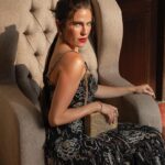 Karla Souza Instagram - Hacer cine me dió oxigeno cuando sentía que me ahogaba.

Hacer cine me cuestiona, me afronta, y me hace dudar de lo que creo saber con certeza. 

El cine no me deja mentir y me forza a vivir en el presente en un mundo que lleva prisa.

El cine me dió un arma con la cual defenderme.

Gracias @academiacinemx por no dejar que la celebración a nuestro cine muriera este año. Felicidades por sus 65 años!

Look @dolcegabbana 
Jewelry @cartier 
Stylist @danireyesoficial 
Makeup @salvadorgonzalezmakeup 
Hair @ernestovargas_hair
Photos @ivanrizophoto