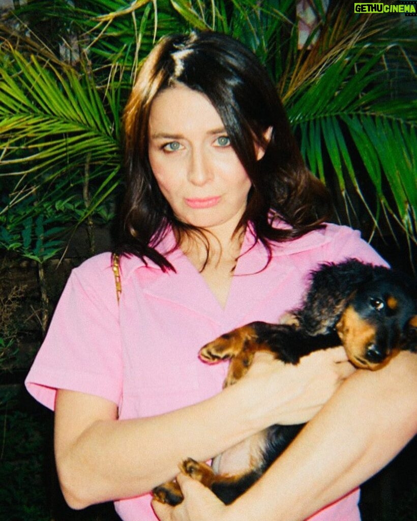 Caterina Scorsone Instagram - Puppies and pink perfection. Cheers to the beautiful hostess @dylanmulvaney 💕
📷 @genderless_gap_ad