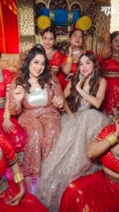 Payal Dev Instagram - Had so much fun shooting “Nazar Na Lage” with my beautiful soul sister @manisharani002 Kitni pyaari hai humari doll, kisi ki nazar na lage 🧿 #manisharani #nazarnalage #payaldev #apnidhun