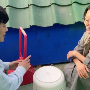 Han Hyo-joo Instagram - 사진첩을 들여다보니 강풀작가님과 무빙으로 처음 만나 이야기했던게 2020년 8월 여름이었구나. 

그 당시 33,34살이었던 나에게 이미현이라는 캐릭터는 정말 쉽게 선택할 수 없는 큰 산같은 도전적인 캐릭터였다. 
선택을 하고도 고민에 고민을 거듭하며 잘 먹지도 자지도 못하고 첫 촬영장에 갔는데 그곳에서 나는 혼자가 아니였다. 
정확하게 디렉션을 주시면서도 푸근한 박인제 감독님과 어느 한 팀 빠질것 없이 프로페셔널하고 성실한 팀들을 만나 자신감 부족했던 나는 봉석이 엄마 이미현으로, 사랑에 빠진 안기부 최연소 수석 요원 이미현으로 젖어들수 있었다. 
세심하고 날카롭게 챙겨주는 배려심 많은 남편을 만나고 눈에 넣어도 안아플것 같은 마음을 느끼게 해주는 맑디 맑은 아들을 만나 마음껏 사랑하고 행복했다. 

1년이 조금 넘는 촬영기간에, 2년이라는 후반작업까지 이렇게 많은 사람들의 열정으로 무빙이라는 작품이 만들어지는 과정을 지켜본 한 배우로써 경이로움을 느꼈고 많은 사람들에게 사랑받는 작품이 되는 기적같은 일을 매주 느끼며 감사하고 또 감사한 마음으로 충만한 두달이었다. 
만든 모든이가 최고였고 재밌게 시청해 주신 많은 분들도 최고!

나에게도 따뜻한 드라마로 남을 무빙이 앞으로도 오래도록 많은 사람들에게 쓸모있었던 드라마로 남길 바라며, 

무빙을 사랑해주신 많은 분들께 깊은 감사의 말씀 전합니다. 감사합니다. ✨

#moving