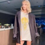 Sarah Michelle Gellar Instagram - My daughter wanted her 14 bday party to be at @teddysphotos concert at @sofistadium Her guest list may not have been what you expected (also swipe to last pic to see how to make a concert tee a great dress) Also I really love these people .