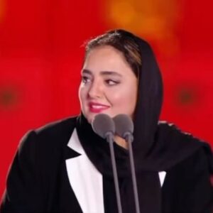 Narges Mohammadi Instagram - ‎سلام ممنونم از این همه مهر 
‎قدردان شما هستم …
‎از همه تبریک ها و اظهار لطف دوستان عزیزم‌ سپاسگزارم …
…………………………….
‎جایزه جشنواره جاده ابریشم چین برای نرگس محمدی

‎نرگس محمدی جایزه بهترین بازیگر زن جشنواره جاده ابریشم شد.
‎در دهمین دوره برگزاری جشنواره بین المللی فیلم جاده ابریشم، فیلم «سلوک» به کارگردانی عباس رافعی، تهیه کنندگی علی اوجی و پخش بین الملل شرکت ایریماژ در بخش مسابقه فیلم های بلند به نمایش در آمد و نرگس محمدی نخستین جایزه بین المللی خود را در مقام بهترین بازیگر زن در این رویداد سینمایی دریافت کرد.
‎فیلم «سلوک» داستان زنی را روایت می کند که پس از ناپدیدی شوهر، باید فرا بگیرد چگونه با محیط و افراد پیرامون ارتباط برقرار کند و در پی درک نخستین موج تغییر در زندگی، خطر کند و به راه خود برود – حکایتی که با فیلمبرداری علیرضا برازنده و تدوین سپیده عبدالوهاب ابعادی نو پیدا کرده است. این فیلم پیش از این در جشنواره بین المللی فیلم ولز نامزد جایزه بهترین فیلم خارجی زبان بوده و در برنامه نکوداشت سینمای ایران در دانشگاه یو سی ال ای و جشنواره بین المللی فیلم داکا به روی پرده رفته است.
‎