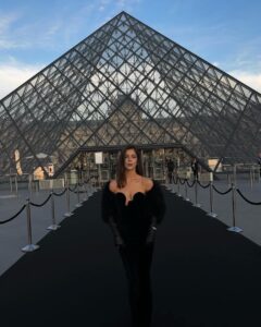 Georgina Amorós Instagram - A very special soirée at the Louvre @lancomeofficial 🖤 #LancomexLouvre 

Grateful for this beautiful dress by @redondobrand 🌹
Makeup @boscomontesinos