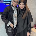 Erra Fazira Instagram – Lamo tak jumpo ustazah @asnimansor .. dah la cantik, aktif, suagho e sodap, pandai lukeh, pandai main kompang, momanah pun buleh, naik kudo pun hebat, diving pun tak kalah… uihhh mangaiiii.. somuo disapu e!! 😁.
.
Mokasih wok sampai jugak kek konti @sinar_my 
Mokasih atas perkongsian dan ilmu sempono maulidul rasul 12 Rabiul Awal somalam wok 😍

Ayuhhh… marilah kita bersama-sama perbanyakkan lagi amalan zikir serta berselawat ke atas junjungan besar Nabi Muhammad SAW. 

. ‎اَللَّهُمَّ صَلِّى عَلَى مُحَمَّدٍٍ، وَعَلَى آلِهِ مُحَمَّدٍٍ