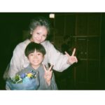 Minami Hamabe Instagram – 連続テレビ小説『らんまん』本日最後話が無事に放送されました🦫
半年間、らんまんを見守ってくださった皆さま、最後まで温かい応援をいただきましてありがとうございました!

長田さんの描く『らんまん』の世界で寿恵子として万太郎さんと共に最後まで生きることが出来、今思い返してもなんて幸せな日々だったのかと、寂しく、既に懐かしいです🦫
神木さん演じる万太郎さんと共に大冒険をすることができて、間近でその背中を見続けさせていただき、とてつもなく贅沢な時間でした🦫
写真には残せていませんが、心の中には宝物のような思い出が溢れています🦫
その思い出たちを抱き締め愛でながら、愛される作品に出会い、制作に携われるよう、また一から精進して参ります🦫

そして
万太郎さんと共に建てた大泉の自宅のセットで噛まれたふくらはぎのダニの痕が疼く度に、らんまんを思い出します🦫

一旦ここまでで出張いってきます🦫
半年間ありがとうございました!
らんまんじゃあ🦫