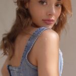 Rabia Soytürk Instagram - Rengarenk GUESS vintage çantaların denimlerle yakaladığı uyum🧡 #LoveGUESS #GUSSSHandbags #işbirliği 🧢