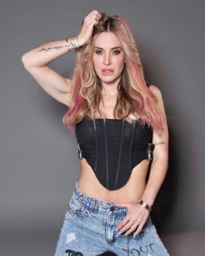Jésica Cirio Instagram - SHOCK DE COLOR 💞
Cuando quiero darle un toque divertido a mi look, siempre uso los Funky Colors de @estereocolor_oficial 🤩🌈 Yo eligí el Magenta que es un tono que me encanta. 💓

👉🏻 No dañan el pelo y duran entre 6 y 12 lavados. 😉

🛍️ Podés conseguirlos en farmacias o en la web.