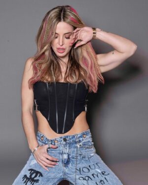 Jésica Cirio Instagram - SHOCK DE COLOR 💞
Cuando quiero darle un toque divertido a mi look, siempre uso los Funky Colors de @estereocolor_oficial 🤩🌈 Yo eligí el Magenta que es un tono que me encanta. 💓

👉🏻 No dañan el pelo y duran entre 6 y 12 lavados. 😉

🛍️ Podés conseguirlos en farmacias o en la web.