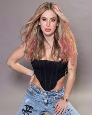 Jésica Cirio Instagram - SHOCK DE COLOR 💞
Cuando quiero darle un toque divertido a mi look, siempre uso los Funky Colors de @estereocolor_oficial 🤩🌈 Yo eligí el Magenta que es un tono que me encanta. 💓

👉🏻 No dañan el pelo y duran entre 6 y 12 lavados. 😉

🛍️ Podés conseguirlos en farmacias o en la web.