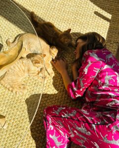 Kate Walsh Instagram - In honor of #WorldAnimalDay today, here’s me breaking it to the children that they will begin human toilet training… Swipe right to see the sh*t show results 😹 Almost got it but they’ve yet to realize that it’s one at a time… 🤷‍♀️