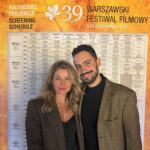 Ludwika Paleta Instagram - Hoy estrenó nuestra película Todo el Silencio frente a una sala llena en el @warsaw.film.festival con subtítulos en inglés y en polaco, con un Q&A que duró hasta que nos corrieron del edificio y el orgullo de haberlo vivido junto a @diegodelriog y un público increíble.
. 🇵🇱Dziś na festiwalu @warsaw.film.festival przy pełnej sali miał premierę nasz film Cała ta cisza z napisami w języku angielskim i polskim, z sezją Q&A , która trwała aż prawie nas z budynku wyrzucili 😂 . Ogromną dumą, mogliśmy tego doświadczyć @diegodelriog i niesamowita publiczność.

Wśród publiczności znaleźli się ambasador Meksyku w Polsce Juan Sandoval Mendiolea, muzyk i ojciec Lu Zwigniew Paleta oraz legenda polskiego kina aktor Jerzy Radziwiłowicz.