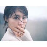 Kasumi Arimura Instagram - 🌿

この度、写真集を出版させていただくことになりました。

1人でも2人でも、いつも応援してくださる方々へ感謝を届けたい、というただひとつの思いで

そんな私の気持ちを、今回快く良く受けてくださったマガジンハウスさん、
そして10代の頃からお仕事をご一緒させていただいている、カメラマンの今城純さん。

いつもお世話になっているメイクさんスタイリストさん、事務所のマネージャーさんたち、

この方々の力をお借りして、ただひたすらに感謝の気持ちを閉じ込められるように

皆さんを思いながら、完成を目指したいと思います。

そしてそして、
写真展と、お渡し会ができる機会を設けていただきました🕊️

私からお礼をしたいと言いつつ、皆さんに来ていただくのは忍びないのですが

もし良かったら、元気かどうか顔を見せてくださるととても嬉しいです☺️
(詳細は追ってお知らせしますね。)

2024年02月09日発売です、ぜひぜひ。

.