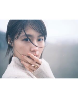 Kasumi Arimura Instagram - 🌿

この度、写真集を出版させていただくことになりました。

1人でも2人でも、いつも応援してくださる方々へ感謝を届けたい、というただひとつの思いで

そんな私の気持ちを、今回快く良く受けてくださったマガジンハウスさん、
そして10代の頃からお仕事をご一緒させていただいている、カメラマンの今城純さん。

いつもお世話になっているメイクさんスタイリストさん、事務所のマネージャーさんたち、

この方々の力をお借りして、ただひたすらに感謝の気持ちを閉じ込められるように

皆さんを思いながら、完成を目指したいと思います。

そしてそして、
写真展と、お渡し会ができる機会を設けていただきました🕊️

私からお礼をしたいと言いつつ、皆さんに来ていただくのは忍びないのですが

もし良かったら、元気かどうか顔を見せてくださるととても嬉しいです☺️
(詳細は追ってお知らせしますね。)

2024年02月09日発売です、ぜひぜひ。

.