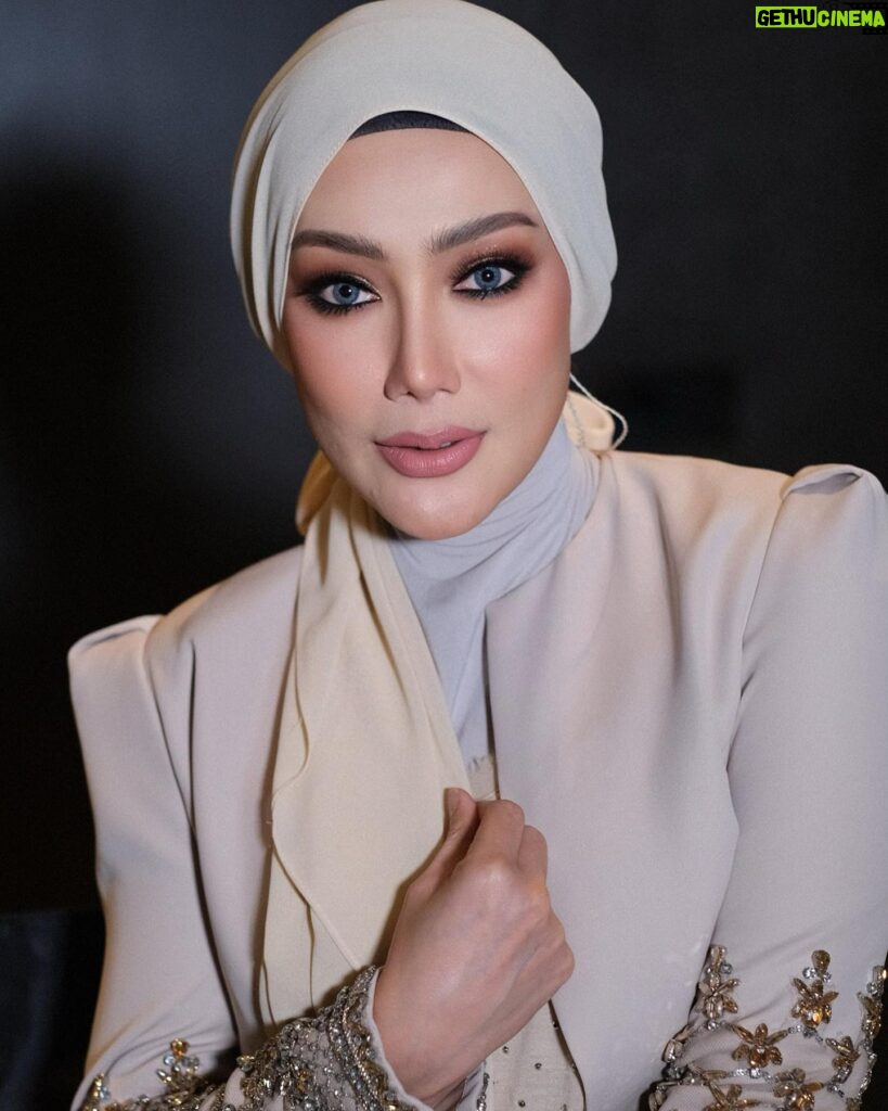 Erra Fazira Instagram - E R R A  F A Z I R A 
.
Makeup @sharhimkhan 
Wearing @rizmanruzaini