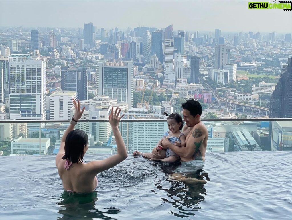 Jennylyn Mercado Instagram - It’s a sunny day with our little water baby… 🥰 
 

Location reveal na ba? 

Eastin grand Bangkok Thailand po mga Mare!😹