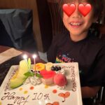 Riisa Naka Instagram - 10歳おめでとう🩷
最近写真であまり笑ってくれなくなったのはきっと小さい時の私の遺伝です😂😅
その中でも笑ってくれた写真たち🦎🫶🏻🥹
10歳も幸せな時間を過ごせますように❤️ずっとずっと愛してるよ🦎❤️🫶🏻🥰