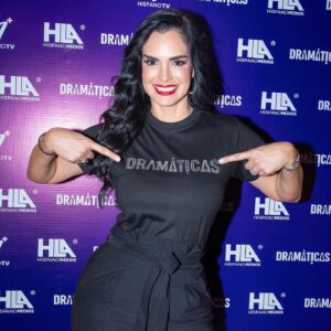 Scarlet Ortiz Instagram - Refelizzzzz y Agradecida por ser parte de Dramáticas 🙌🏻 disfrute mucho trabajando en lo que amo con actores que respeto y admiro, un equipo técnico y de producción maravilloso y lo que más me hace feliz “Hecha en Venezuela” con amor y con ganas de más…  Este lunes 16 de octubre a las 9 de la noche se estrena por @venevision y pronto les diremos por cuál plataforma para el resto del mundo!!! Graciasssss de antemano por su apoyo y que la disfruten!!! Gracias por hacer esto posible: @hispanomedio @danielferrerc #dramaticas #serie #hechoenvenezuela #devenezuelaparaelmundo #actores #actrices #drama #television #scarletortiz