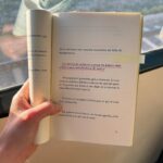 Clara Galle Instagram - Los libros en los que he vivido este mes. Os los dejo! ¿Los vuestros?🪻 

No sé por qué pasa pero, cada mes, los colores de las portadas siempre combinan sin yo quererlo! Es un poco de magia.💜 

Por orden de aparición:
- “Cartas eróticas”. Nicolas Bersihand
- “Tostonazo”. Santiago Lorenzo
- “Notas a pie de instante”. Jesús Montiel
- “Este amor ardió tres veces”. Pablo Santidrián e Inés Pintor
- “Cleo y Frankenstein”. Coco Mellors
- “Nada es verdad”. Verónica Raimo