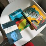 Clara Galle Instagram - Los libros en los que he vivido este mes. Os los dejo! ¿Los vuestros?🪻 

No sé por qué pasa pero, cada mes, los colores de las portadas siempre combinan sin yo quererlo! Es un poco de magia.💜 

Por orden de aparición:
- “Cartas eróticas”. Nicolas Bersihand
- “Tostonazo”. Santiago Lorenzo
- “Notas a pie de instante”. Jesús Montiel
- “Este amor ardió tres veces”. Pablo Santidrián e Inés Pintor
- “Cleo y Frankenstein”. Coco Mellors
- “Nada es verdad”. Verónica Raimo