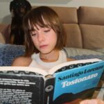 Clara Galle Instagram - Los libros en los que he vivido este mes. Os los dejo! ¿Los vuestros?🪻 

No sé por qué pasa pero, cada mes, los colores de las portadas siempre combinan sin yo quererlo! Es un poco de magia.💜 

Por orden de aparición:
- “Cartas eróticas”. Nicolas Bersihand
- “Tostonazo”. Santiago Lorenzo
- “Notas a pie de instante”. Jesús Montiel
- “Este amor ardió tres veces”. Pablo Santidrián e Inés Pintor
- “Cleo y Frankenstein”. Coco Mellors
- “Nada es verdad”. Verónica Raimo