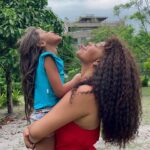 Juliana Alves Instagram - Nosso banho de chuva! 🌧️☔️😋😝

Construindo memórias com ela 👧🏽💞