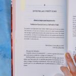 Clara Galle Instagram - Los libros en los que he vivido este mes. Os los dejo! ¿Los vuestros?🪻 

No sé por qué pasa pero, cada mes, los colores de las portadas siempre combinan sin yo quererlo! Es un poco de magia.💜 

Por orden de aparición:
- “Cartas eróticas”. Nicolas Bersihand
- “Tostonazo”. Santiago Lorenzo
- “Notas a pie de instante”. Jesús Montiel
- “Este amor ardió tres veces”. Pablo Santidrián e Inés Pintor
- “Cleo y Frankenstein”. Coco Mellors
- “Nada es verdad”. Verónica Raimo