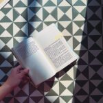 Clara Galle Instagram - Los libros en los que he vivido este mes. Os los dejo! ¿Los vuestros?🪻 

No sé por qué pasa pero, cada mes, los colores de las portadas siempre combinan sin yo quererlo! Es un poco de magia.💜 

Por orden de aparición:
- “Cartas eróticas”. Nicolas Bersihand
- “Tostonazo”. Santiago Lorenzo
- “Notas a pie de instante”. Jesús Montiel
- “Este amor ardió tres veces”. Pablo Santidrián e Inés Pintor
- “Cleo y Frankenstein”. Coco Mellors
- “Nada es verdad”. Verónica Raimo
