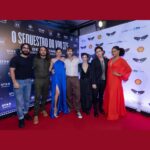 Juliana Alves Instagram - Noite de Tapete Vermelho para exibição de “O sequestro do voo 375” no @festivaldorio 

Foi incrível assistir junto com o público e sentir que nosso filme encantou tanta gente. Foi aplaudido vários vezes durante a exibição. 
Roteiro, produção, direção e elenco espetaculares! Que orgulho! 
A estreia promete! Dezembro é logo ali 👀🛩️✈️

#festivaldorio #sequestrodovoo375