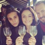 Macarena Achaga Instagram - TBT PERO REAAAA! Se supone que 10 años atrás nos hicimos amigos, pero más bien nosotras encontramos un cachito de familia perdido 💕 SITIADOS FUE NUESTRA PRIMERA SERIE y sin saberlo sembró la semilla de todos los sueños que vinieron después! Gracias @nicoacunaf @benjaminvicuna.ok @soyandresparra @carmenglorialopezm por ser los compañeros más espectaculares y generosos🥹🥹🥹 x muchos añossss más