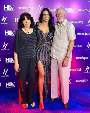 Scarlet Ortiz Instagram - Tener a mi papá, mamá y a mi hermana conmigo la noche del estreno de Dramaticas fue lo maximoooooo!!! Los amooooo y son el apoyo más importante que tengo, junto con Yul Hansel y Bárbara, y el Que más quiero!! Graciasssss por estar siempre!!! Mi familia, mis amores💖 Que felicidad tenerlos allí conmigo en una noche tan importante @hevisjevita @hevismarina @franciscoortizbravo 🙌🏻🥳💜 #estrenodedramaticas #familia #amordelbueno