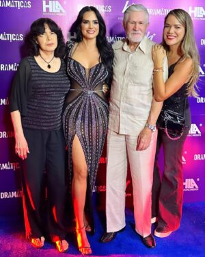 Scarlet Ortiz Instagram - Tener a mi papá, mamá y a mi hermana conmigo la noche del estreno de Dramaticas fue lo maximoooooo!!! Los amooooo y son el apoyo más importante que tengo, junto con Yul Hansel y Bárbara, y el Que más quiero!! Graciasssss por estar siempre!!! Mi familia, mis amores💖 Que felicidad tenerlos allí conmigo en una noche tan importante @hevisjevita @hevismarina @franciscoortizbravo 🙌🏻🥳💜 #estrenodedramaticas #familia #amordelbueno