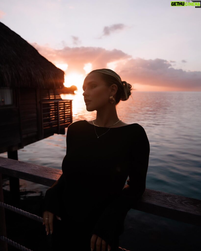 Kinsey Wolanski Instagram - Moorea Tahiti recommendations ❤ 
Swimming with humpback whales- @mooreamoanatours 
Best hotel- @manavamoorea 
Best house to rent- @mooreaherelodge 
Hikes- magic mountain and belevedere lookout