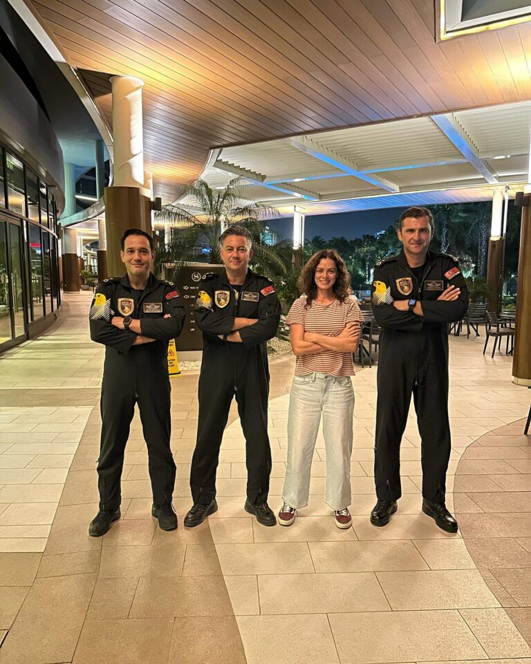 Özge Özpirinçci Instagram - Anadolu Kartalları filmi ile başlayan tanışıklığımın katlanarak büyüdüğünü dün Adana sokaklarında çekim yaparken gökyüzünde uçan F16 gösteri uçağı olan SoloTürk’ü görünce yaşadığım heyecandan bir kere daha anladım! 26 Ekim Perşembe günü Adana Çukurova Üniversitesi semalarında saat 16.00’da gösteri uçuşları olacakmış. Oralardaysanız gözünüz gökyüzünde olsun ve bu gösteriyi kaçırmayın derim! @soloturk Türkiye Cumhuriyeti Devleti’nin en güzel gururlarından biridir! 🇹🇷