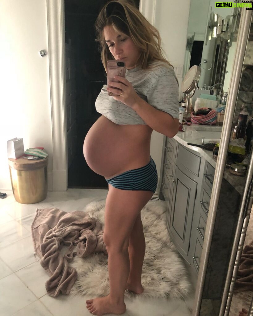 Jessie James Decker Instagram - Love seeing how y’all are using “I’m Gonna Love You” in your own posts with your precious families ☺️ I can’t wait to meet this sweet baby 🥰 Swipe to the end for now ❤️❤️❤️❤️
