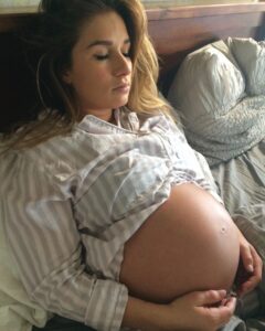 Jessie James Decker Instagram - Love seeing how y’all are using “I’m Gonna Love You” in your own posts with your precious families ☺️ I can’t wait to meet this sweet baby 🥰 Swipe to the end for now ❤️❤️❤️❤️
