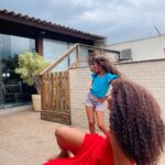 Juliana Alves Instagram - Semana com feriado e a gente fica como? 
Contando as horas pra momentos assim com ela 👧🏽🤸🏽‍♀️🎶💓