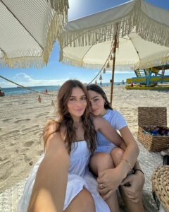 Daniela Calle Instagram - De mis días favoritos del año, porque me regalo a el ser humano mas especial del mundo, nos alumbras la vida a los que tenemos la fortuna de tenerte. 
Thank you for making life this amazing🪄
Happy bday mi amor. Te amo hasta el infinito y mas @poche ❤️‍🔥