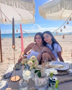 Daniela Calle Instagram - De mis días favoritos del año, porque me regalo a el ser humano mas especial del mundo, nos alumbras la vida a los que tenemos la fortuna de tenerte. 
Thank you for making life this amazing🪄
Happy bday mi amor. Te amo hasta el infinito y mas @poche ❤️‍🔥