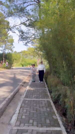 Karla Estrada Instagram - Our Hearts are pumpin!!🩵🩵Morning walks… 
Always fun..☕️☕️☕️