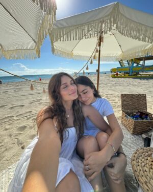 Daniela Calle Instagram - De mis días favoritos del año, porque me regalo a el ser humano mas especial del mundo, nos alumbras la vida a los que tenemos la fortuna de tenerte. 
Thank you for making life this amazing🪄
Happy bday mi amor. Te amo hasta el infinito y mas @poche ❤️‍🔥