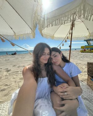 Daniela Calle Instagram - De mis días favoritos del año, porque me regalo a el ser humano mas especial del mundo, nos alumbras la vida a los que tenemos la fortuna de tenerte. 
Thank you for making life this amazing🪄
Happy bday mi amor. Te amo hasta el infinito y mas @poche ❤️‍🔥