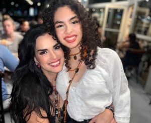 Scarlet Ortiz Instagram - Anoche celebrando Halloween 👻 🎃 de que se trata para mi? De ver a mi hija feliz buscando su disfraz, maquillándose y disfrutando con sus amigos, tocar las puertas y que le den caramelos! Nada más que ser felicessssss y disfrutar con amigos y familia, sin ofender, ni dañar a nadieeee! En paz y en alegría! Respeto las creencias de cada quien aunque no las comparta y sería lindo que todos aprendiéramos a hacerlo!!! No soy de juzgar a alguien por sus creencias así que pido no me vengan a querer imponer creencias que no son mías! Vamos a respetarnos y a ser felicessssss!!! Gracias a mis bellas @hevisjevita @scheherezadelm @blossomid_  por la maravillosa compañía. #halloween