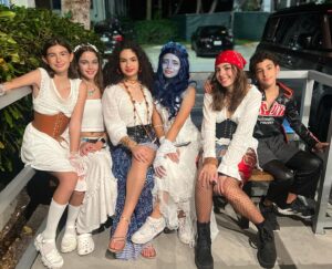 Scarlet Ortiz Instagram - Anoche celebrando Halloween 👻 🎃 de que se trata para mi? De ver a mi hija feliz buscando su disfraz, maquillándose y disfrutando con sus amigos, tocar las puertas y que le den caramelos! Nada más que ser felicessssss y disfrutar con amigos y familia, sin ofender, ni dañar a nadieeee! En paz y en alegría! Respeto las creencias de cada quien aunque no las comparta y sería lindo que todos aprendiéramos a hacerlo!!! No soy de juzgar a alguien por sus creencias así que pido no me vengan a querer imponer creencias que no son mías! Vamos a respetarnos y a ser felicessssss!!! Gracias a mis bellas @hevisjevita @scheherezadelm @blossomid_  por la maravillosa compañía. #halloween