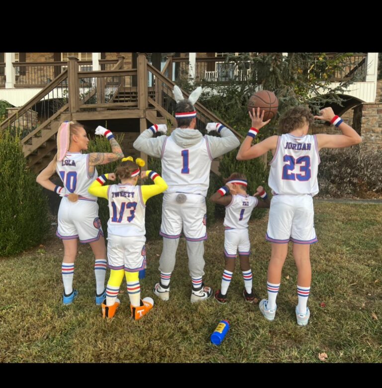 Maci Bookout Instagram - We got a real jam goin' down, Welcome to the Space Jam! 🔈🏀 Happy Halloween from the Toon Squad! 🎯 

@officialteamtriton KILLED  it on our uniforms! 💯🎃
#happyhalloween #halloween #toonsquad #spacejam